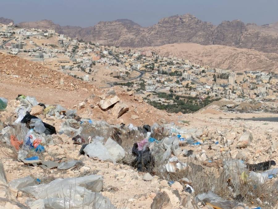 شكاوى من تراكم النفايات في مكب الإنقاض والمواطنون يرجون الحل في لواءالبترا