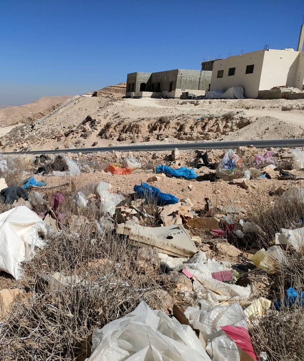 شكاوى من تراكم النفايات في مكب الإنقاض والمواطنون يرجون الحل في لواءالبترا