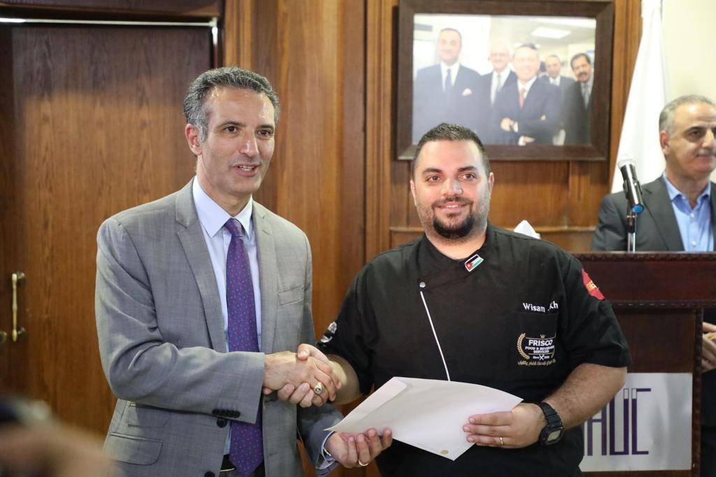 وزير السياحة والآثار يرعى يوم الخريج بكلية عمون الجامعية التطبيقية 