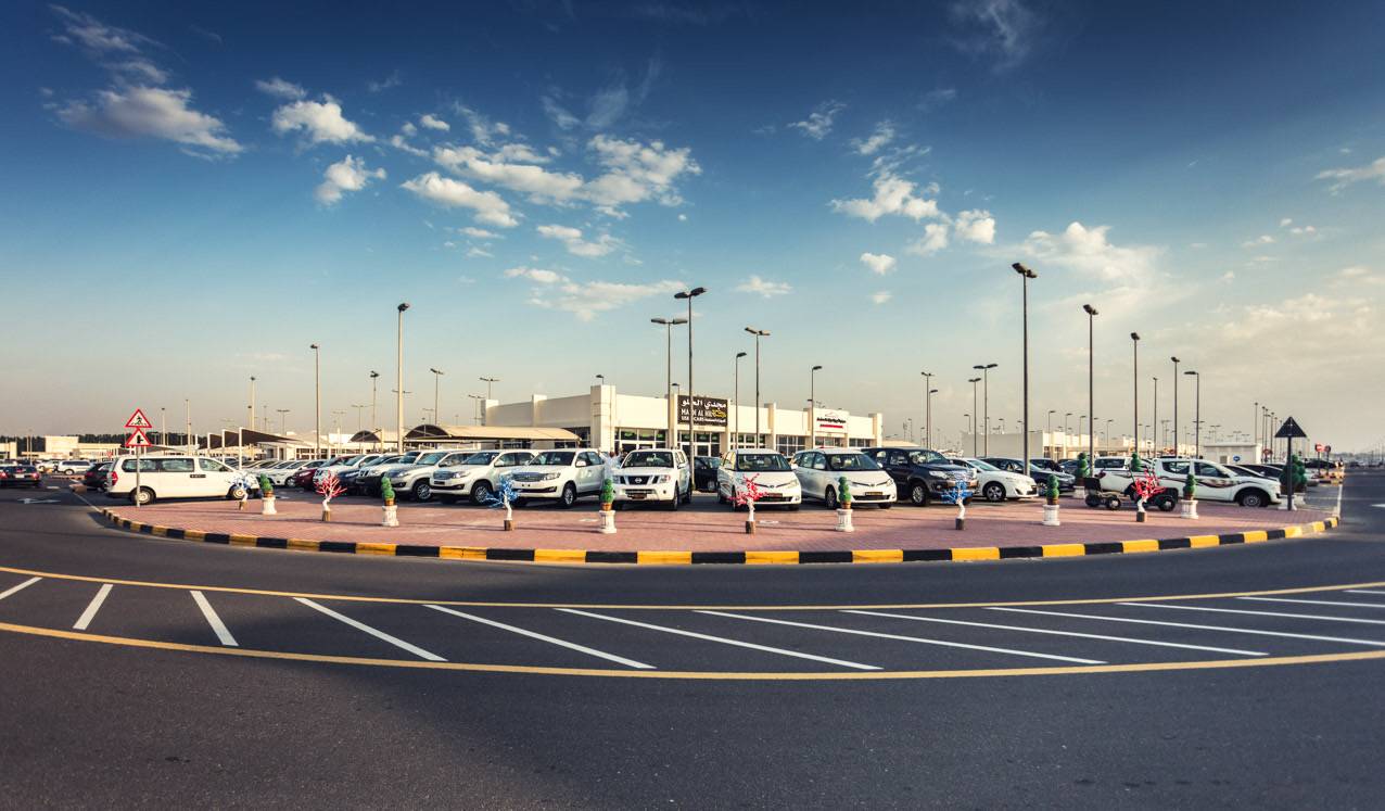 سوق الحراج بالشارقة يشهد إقبالاً على السيارات الكهربائية والسيارات ذات المحركات الصغيرة