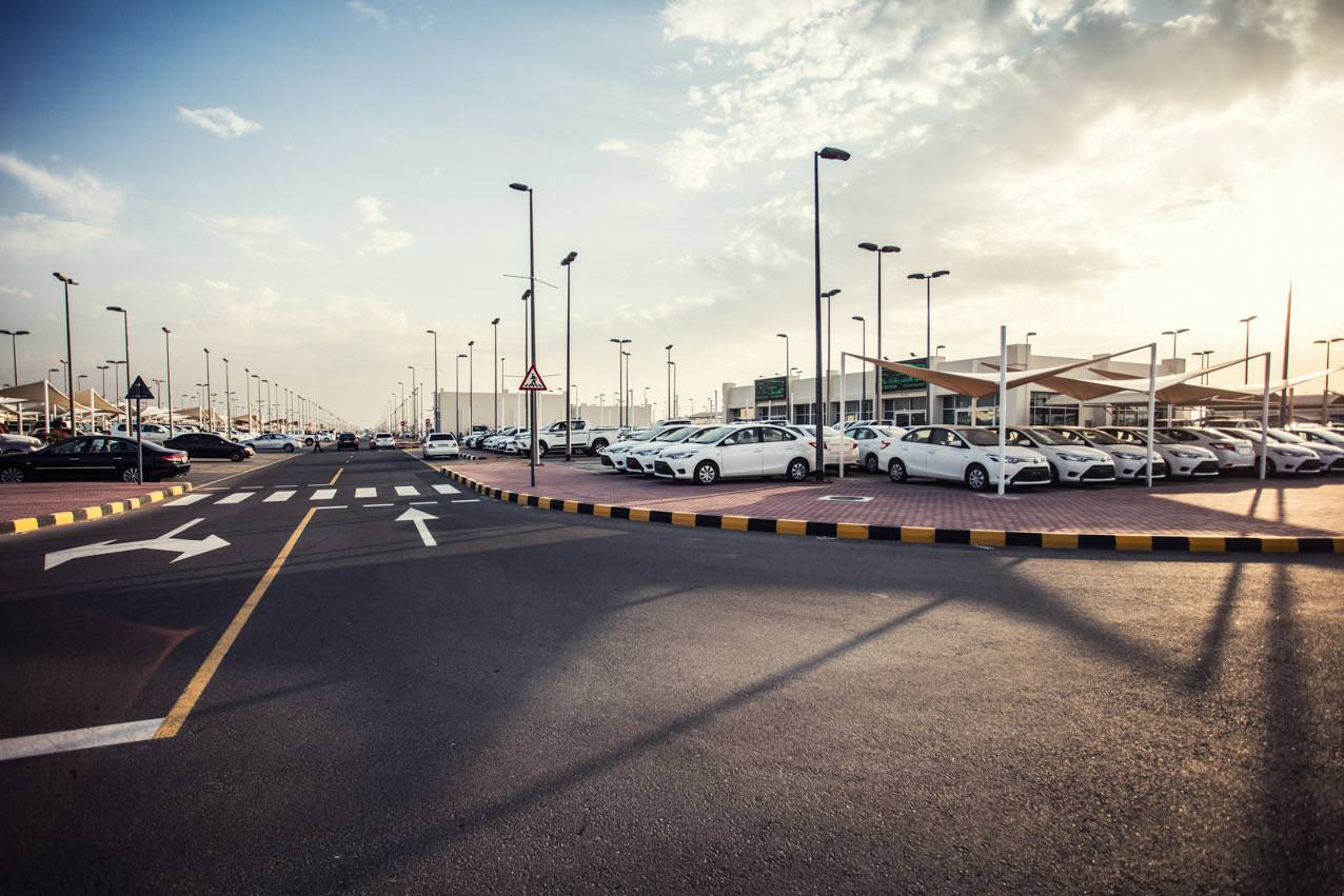 سوق الحراج بالشارقة يشهد إقبالاً على السيارات الكهربائية والسيارات ذات المحركات الصغيرة