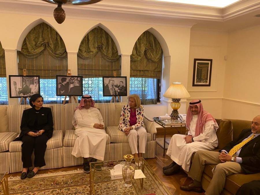 السديري يقيم مأدبة غداء تكريمًا للرئيس التنفيذي لهيئة المسرح والفنون الادائية سلطان البازعي