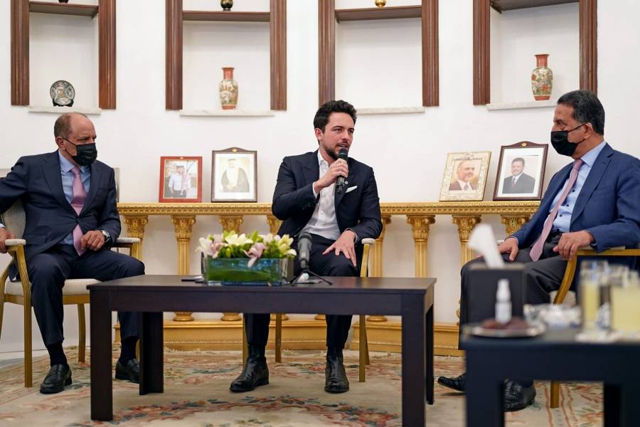 الامير الحسين ولي العهد يلتقي وجهاء من لواء الجامعة بمنزل المحامي اللوزي
