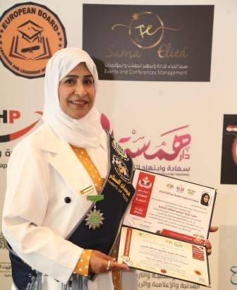 تكريم الدكتورة فاطمة الدربي لمشاركتها  في المؤتمر الدولي للمرأة والريادة والاستثمار المستدام