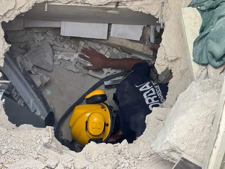 العثور على طفل عمره اقل من عام وعلى قيد الحياة تحت أنقاض عمارة اللويبدة