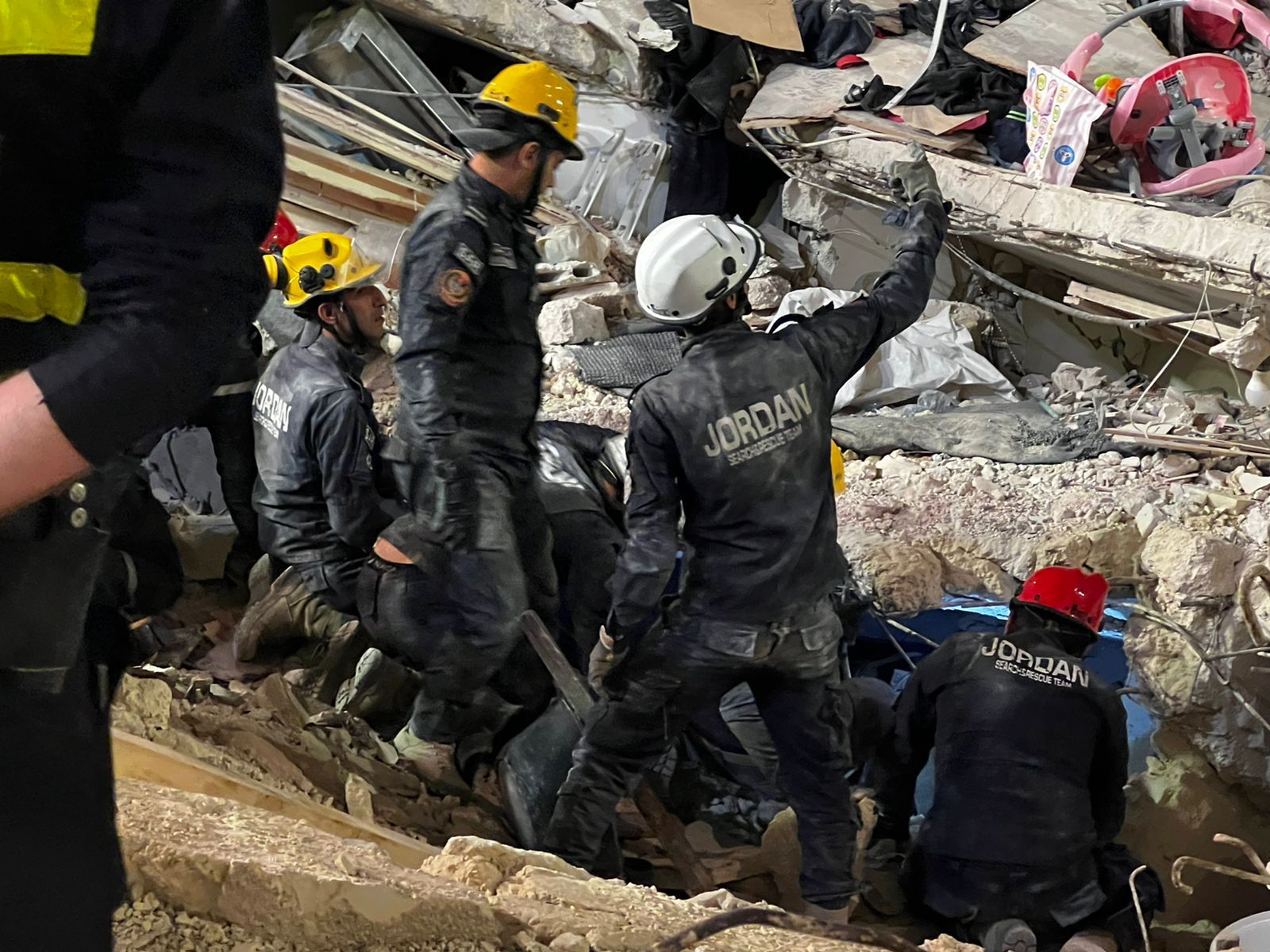 الأمن العام : فرق الإنقاذ تتمكن من إخلاء جثة ثامنة من تحت الأنقاض