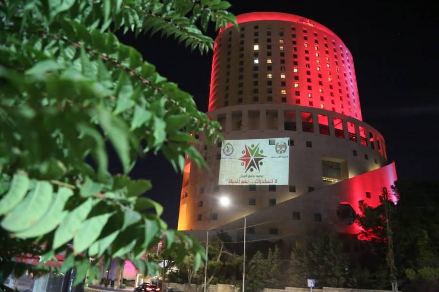 إدارة مكافحة المخدرات تضيء عددا من معالم العاصمة