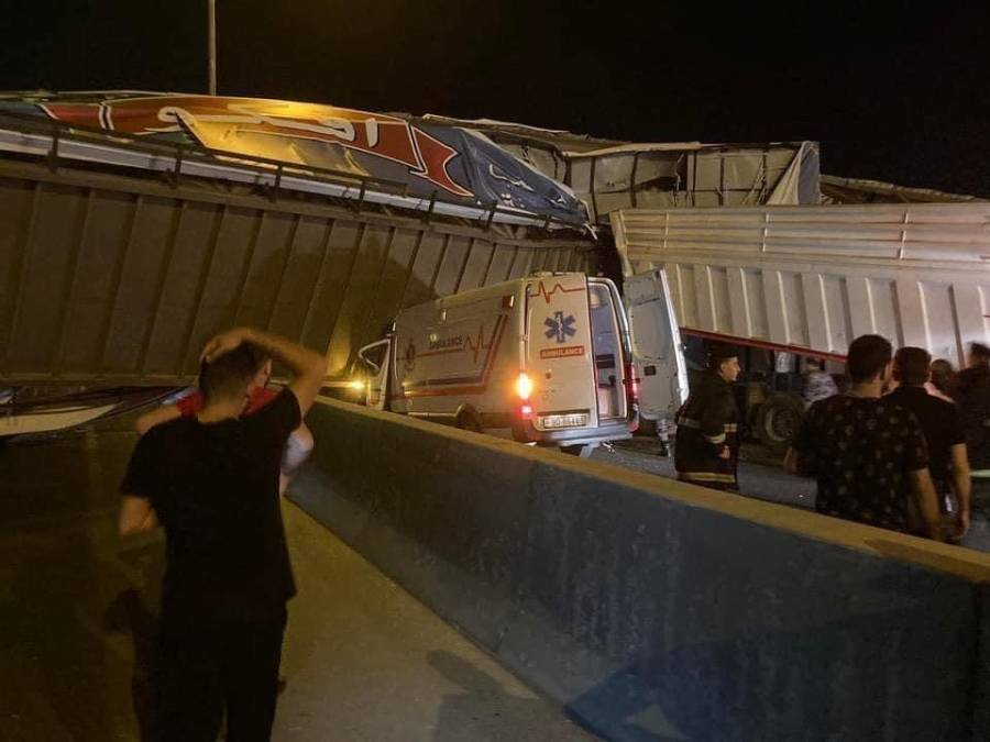 سقوط جسر مشاة على طريق المطار بعد اصطدام شاحنة