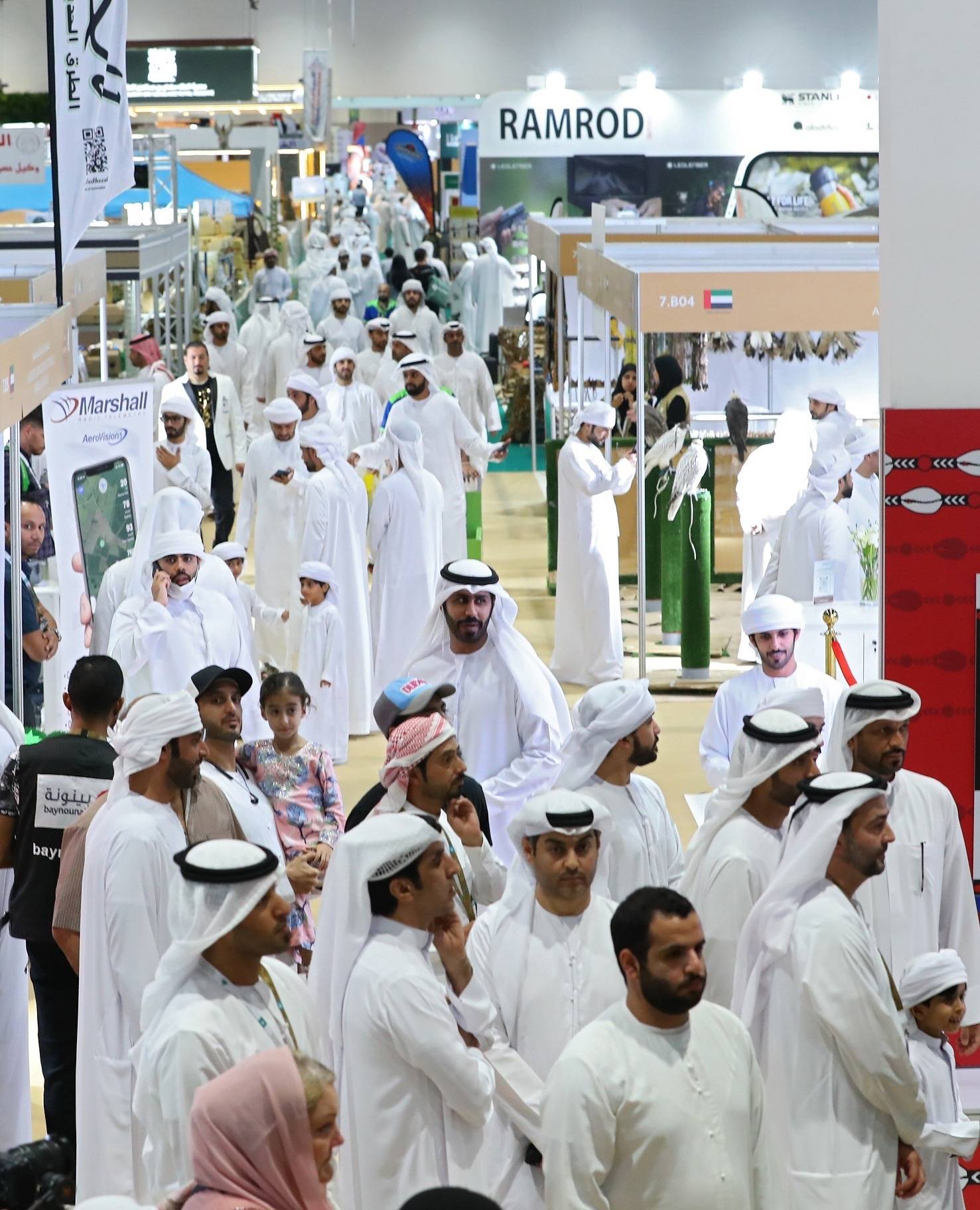 سحوبات مجانية على 19 صقراً للزوار والمزايدة على 3 صقور نادرة في اليوم الأخير