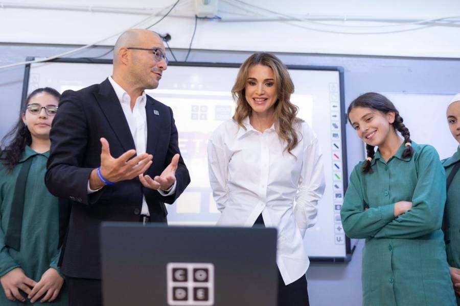 الملكة رانيا العبدالله تطلع على برنامج طريق البرمجة ضمن فعاليات ساعة برمجة العالمية