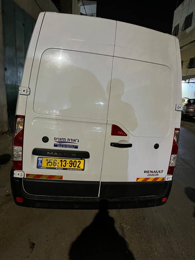 قلقيلية: إرجاع حافلة إسرائيلية محملة بإطارات سيارات تالفة إلى الداخل المحتل 