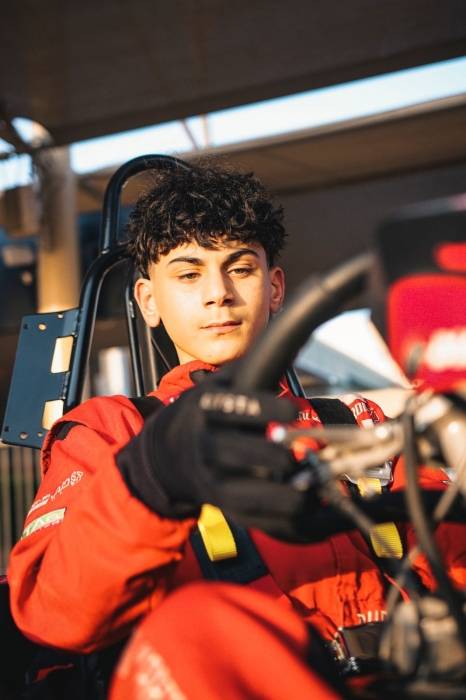 الشاب الأردني راكان العمري يتحدى الكرسي المتحرك وينطلق بأقصى السرعات على حلبة دبي كارتدروم