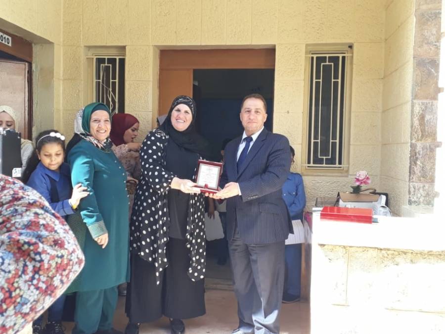 اطلق معهد الرياديين و المبدعين مهرجان وجائزة المعلم الريادي المعطاء