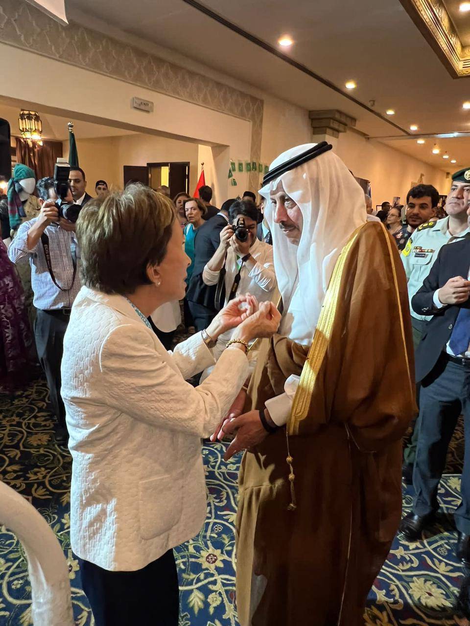  سفير خادم الحرمين الشريفين لدى الأردن يشارك  في افتتاح بازار السلك الدبلوماسي الخيري لمبرة أم الحسين