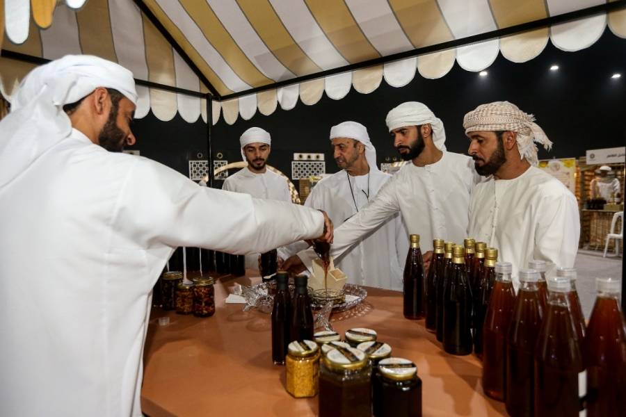 قرية العسل.. تقدم الشهد لزوار مهرجان ومزاد ليوا للتمور