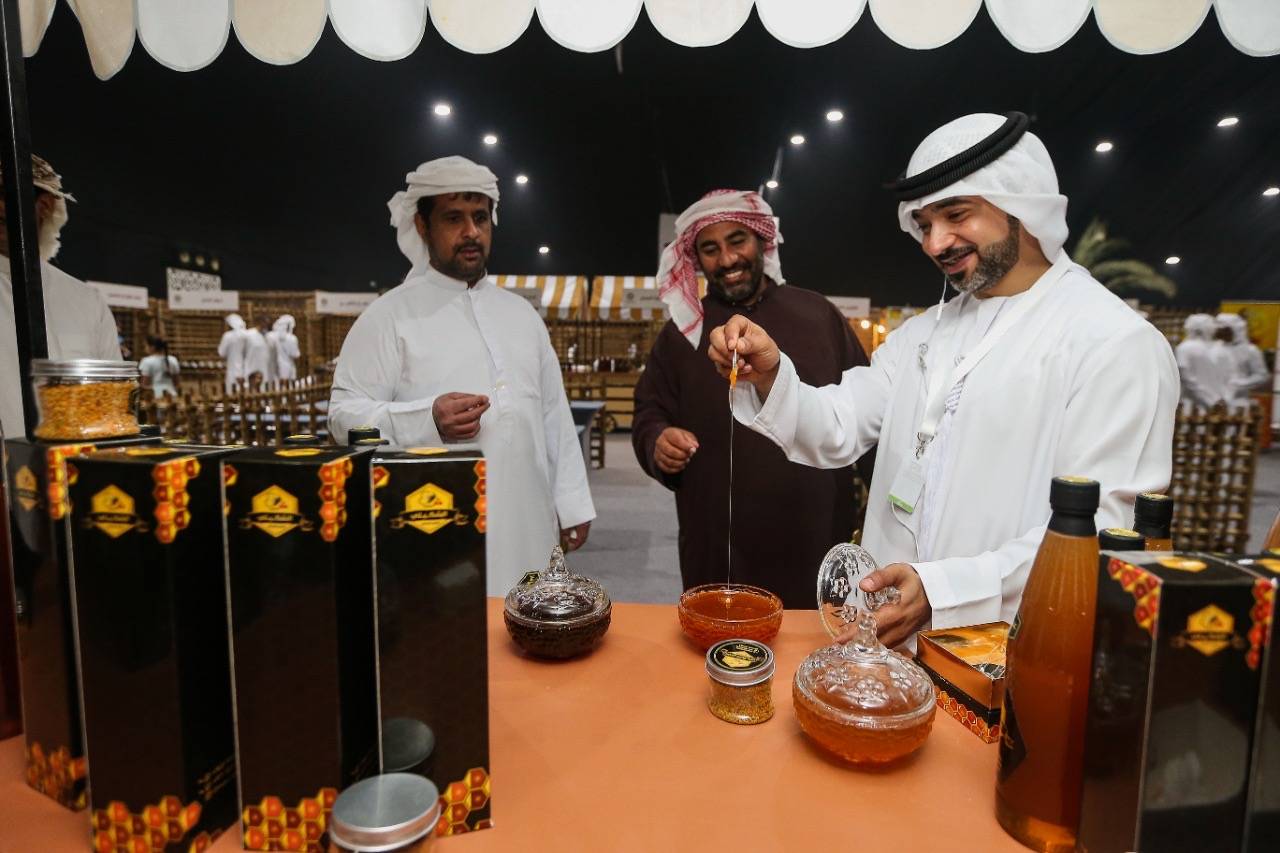 قرية العسل.. تقدم الشهد لزوار مهرجان ومزاد ليوا للتمور