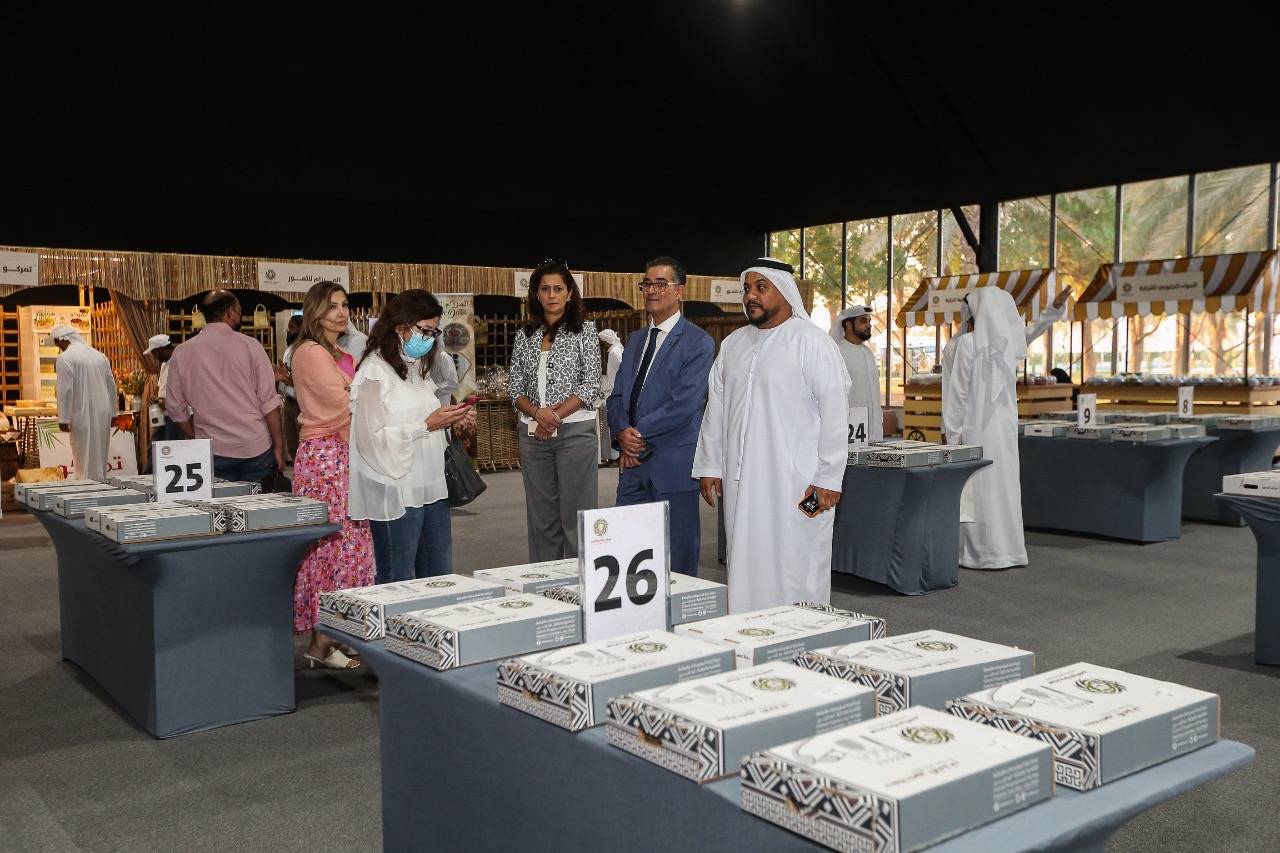 قرية العسل.. تقدم الشهد لزوار مهرجان ومزاد ليوا للتمور