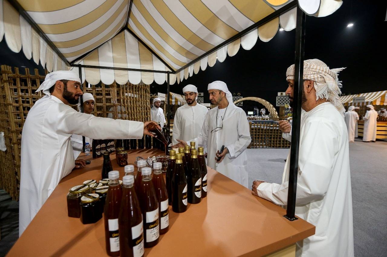 قرية العسل.. تقدم الشهد لزوار مهرجان ومزاد ليوا للتمور