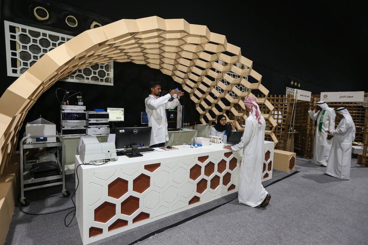 قرية العسل.. تقدم الشهد لزوار مهرجان ومزاد ليوا للتمور