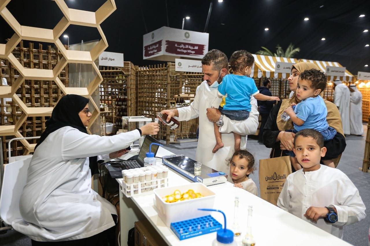 قرية العسل.. تقدم الشهد لزوار مهرجان ومزاد ليوا للتمور