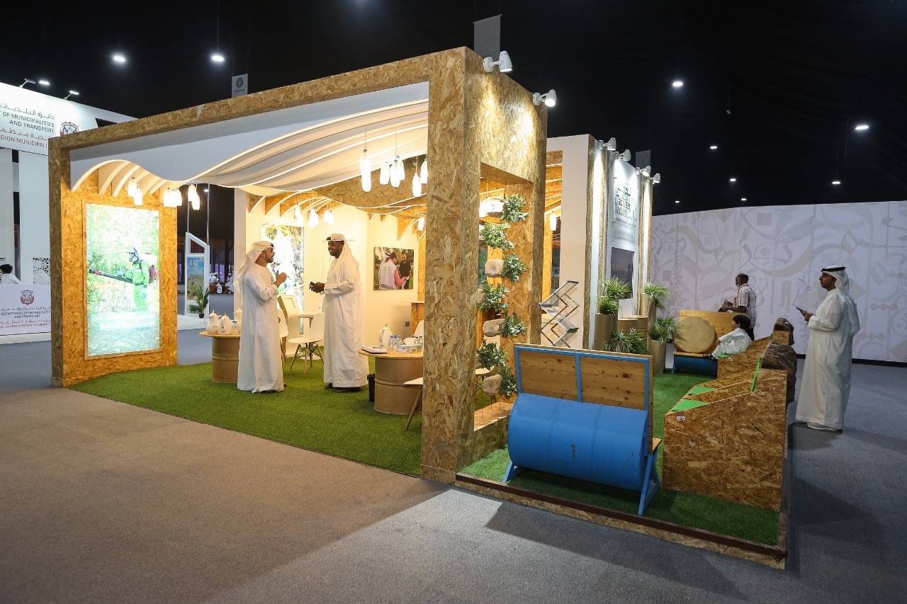 قرية العسل.. تقدم الشهد لزوار مهرجان ومزاد ليوا للتمور