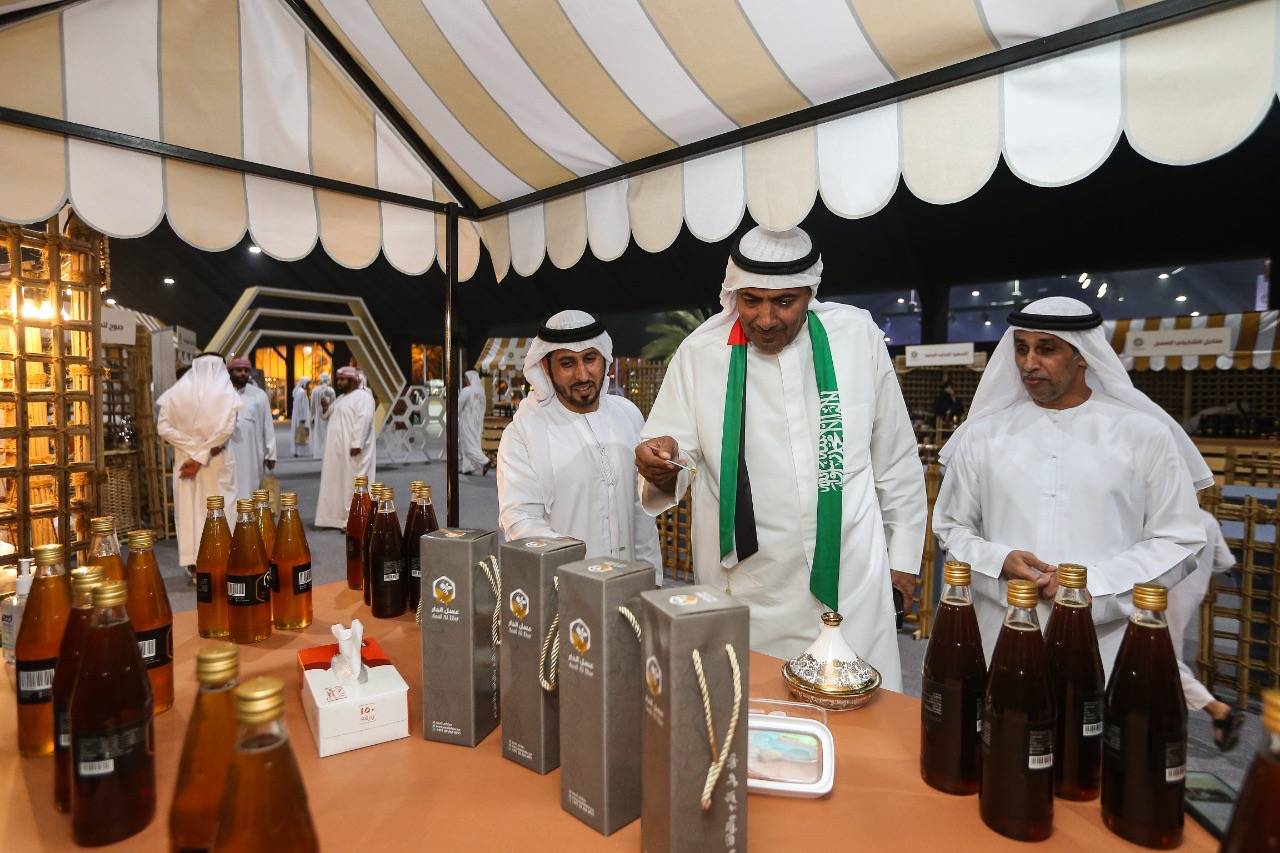 قرية العسل.. تقدم الشهد لزوار مهرجان ومزاد ليوا للتمور