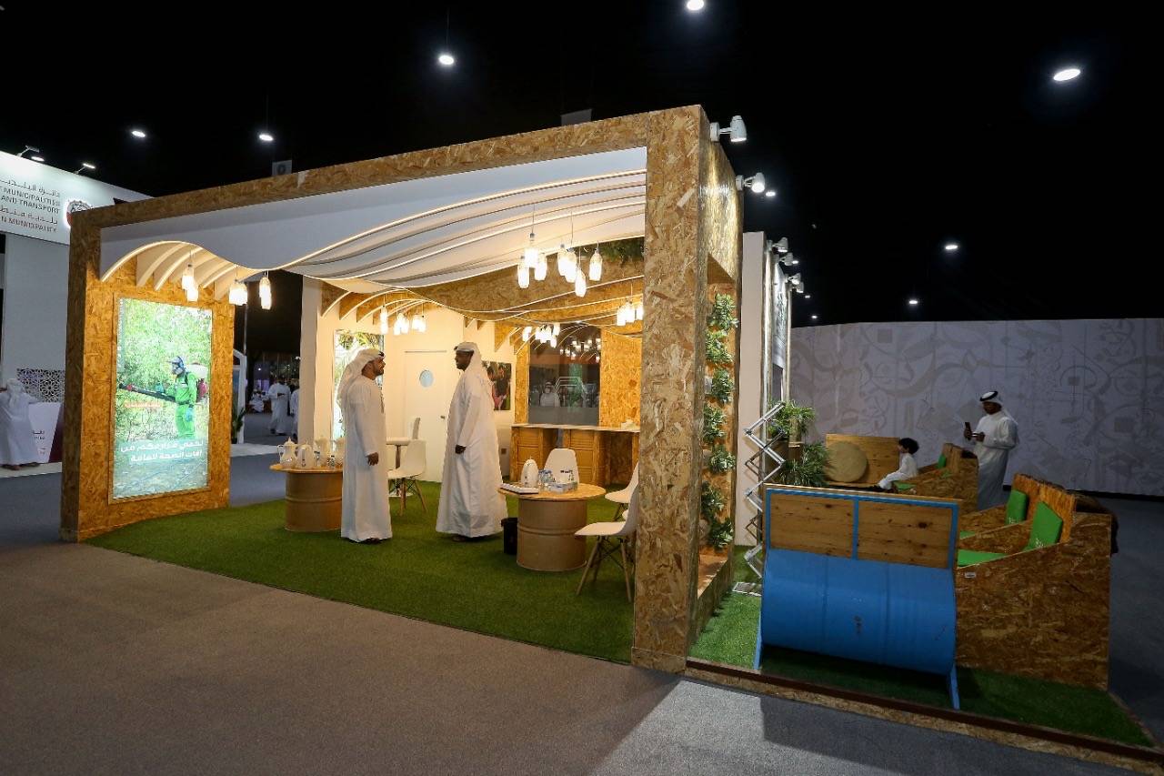 قرية العسل.. تقدم الشهد لزوار مهرجان ومزاد ليوا للتمور