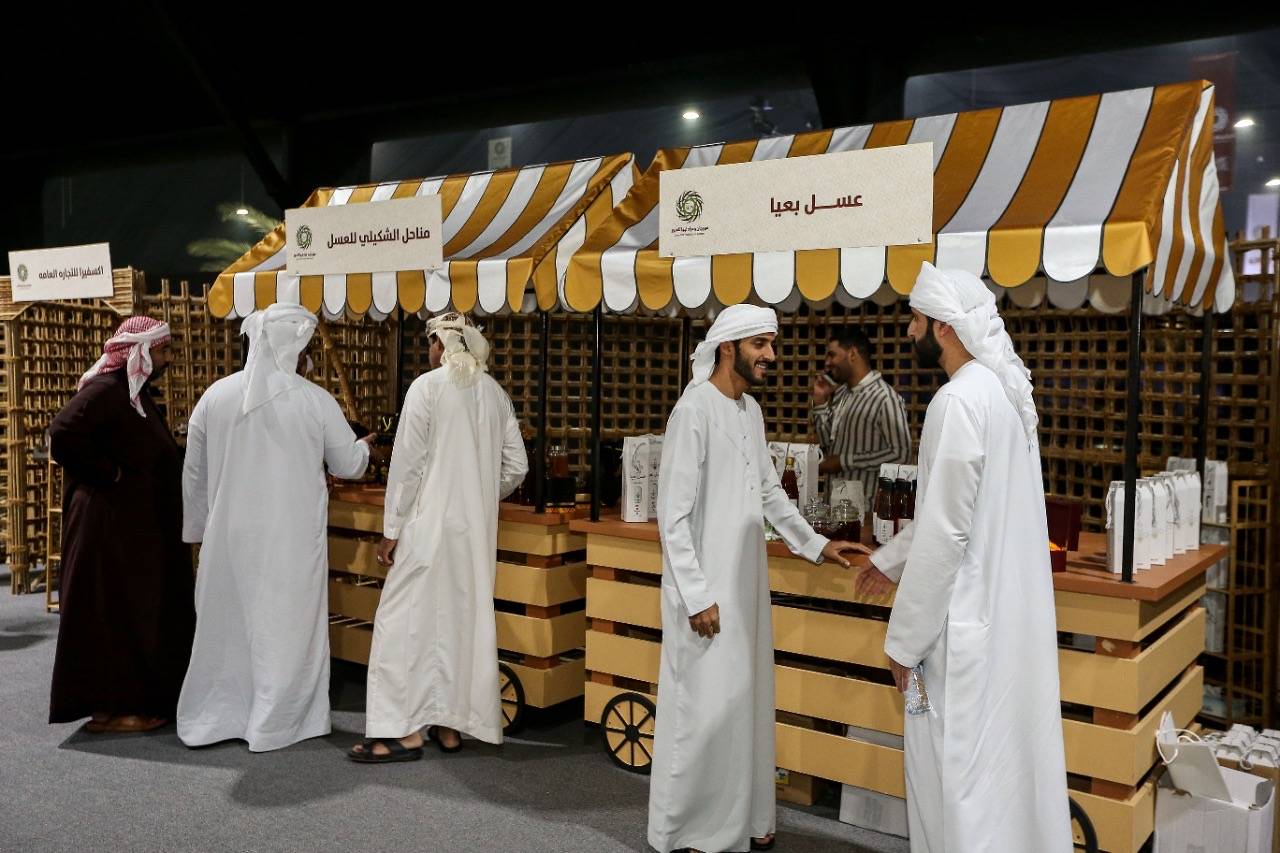 قرية العسل.. تقدم الشهد لزوار مهرجان ومزاد ليوا للتمور