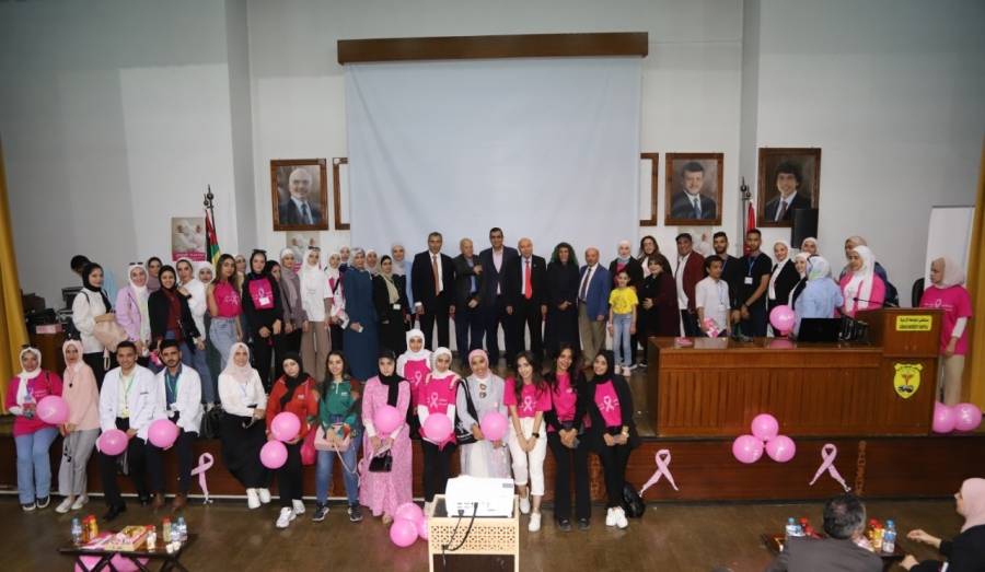 عرض مسرحي توعوي حول أهمية الكشف المبكر عن سرطان الثدي في مستشفى الجامعة الأردنية