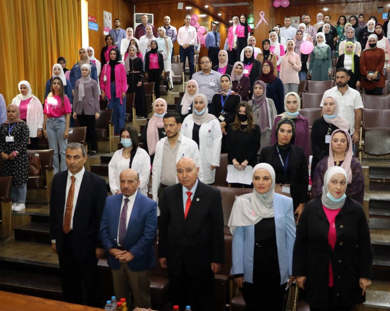 عرض مسرحي توعوي حول أهمية الكشف المبكر عن سرطان الثدي في مستشفى الجامعة الأردنية 