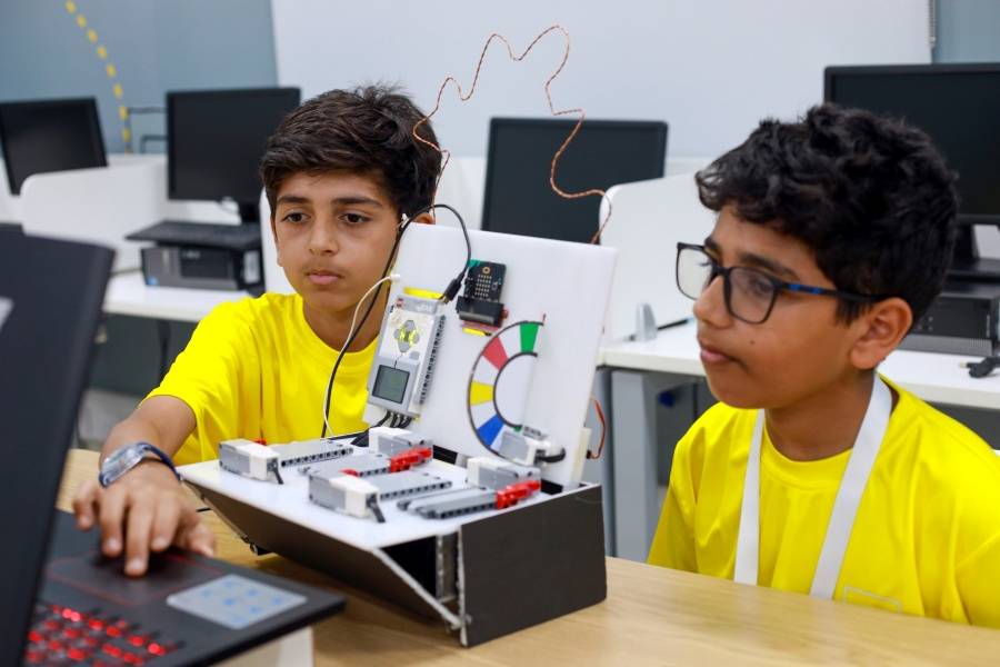 الروبوتات فيكس والأردوينو تبوح بأسرارها لمنتسبي مؤسسة ربع قرن