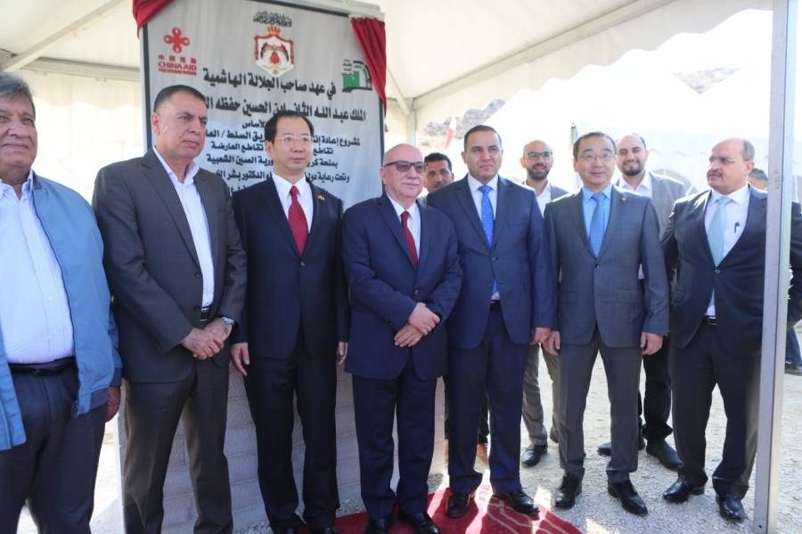 وزير الأشغال يضع حجر أساس مشروع إعادة تأهيل طريق السلط العارضة