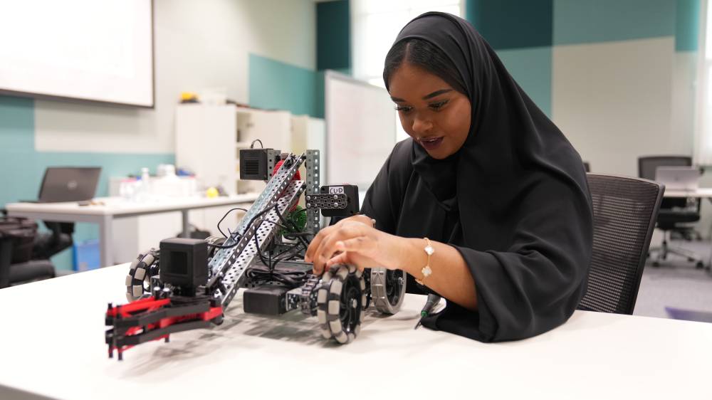 الروبوتات فيكس والأردوينو تبوح بأسرارها لمنتسبي مؤسسة ربع قرن