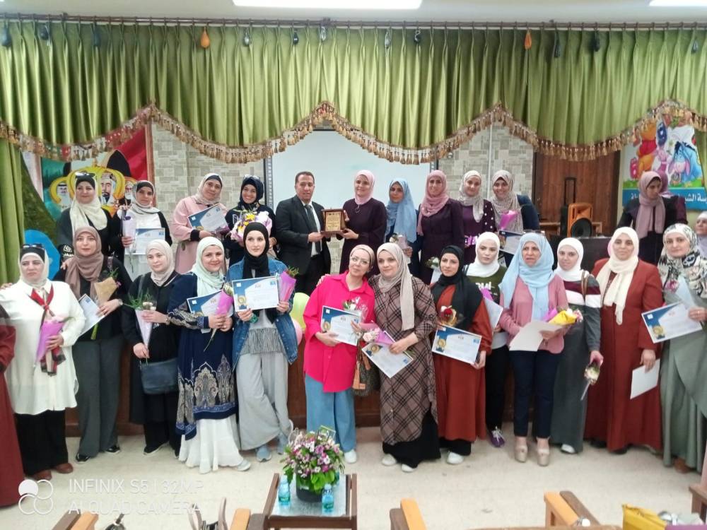 معهد الرياديين و المجلس العالمي لتمكين المرأة يكرمون المعلمة المعطاء 