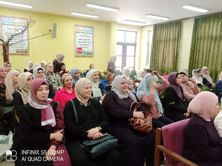 معهد الرياديين و المجلس العالمي لتمكين المرأة يكرمون المعلمة المعطاء 