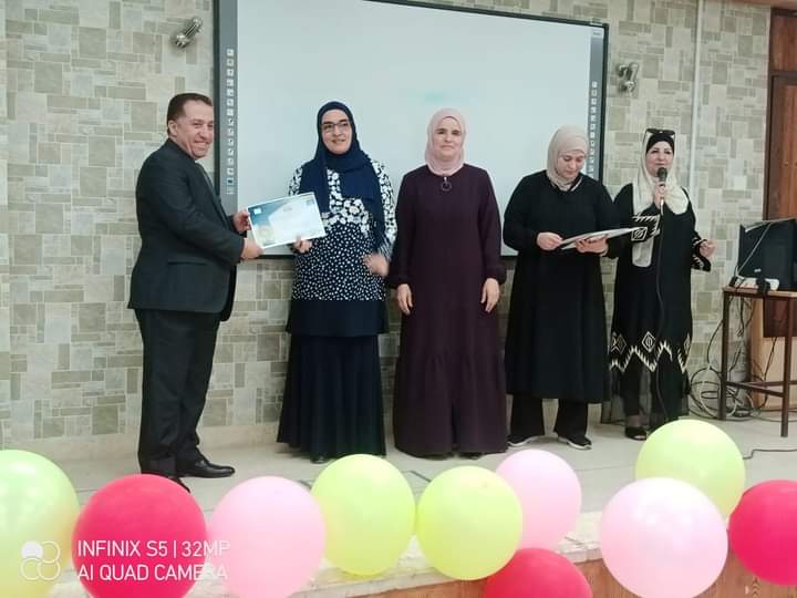 معهد الرياديين و المجلس العالمي لتمكين المرأة يكرمون المعلمة المعطاء 