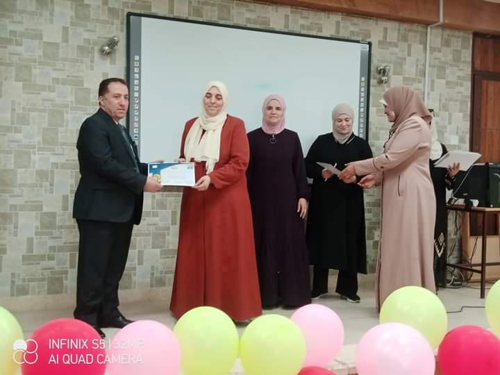 معهد الرياديين و المجلس العالمي لتمكين المرأة يكرمون المعلمة المعطاء 