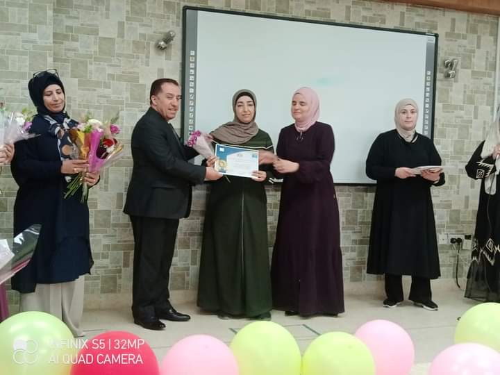 معهد الرياديين و المجلس العالمي لتمكين المرأة يكرمون المعلمة المعطاء 