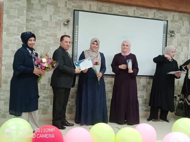 معهد الرياديين و المجلس العالمي لتمكين المرأة يكرمون المعلمة المعطاء 