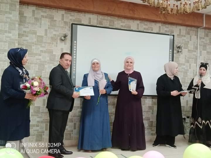 معهد الرياديين و المجلس العالمي لتمكين المرأة يكرمون المعلمة المعطاء 