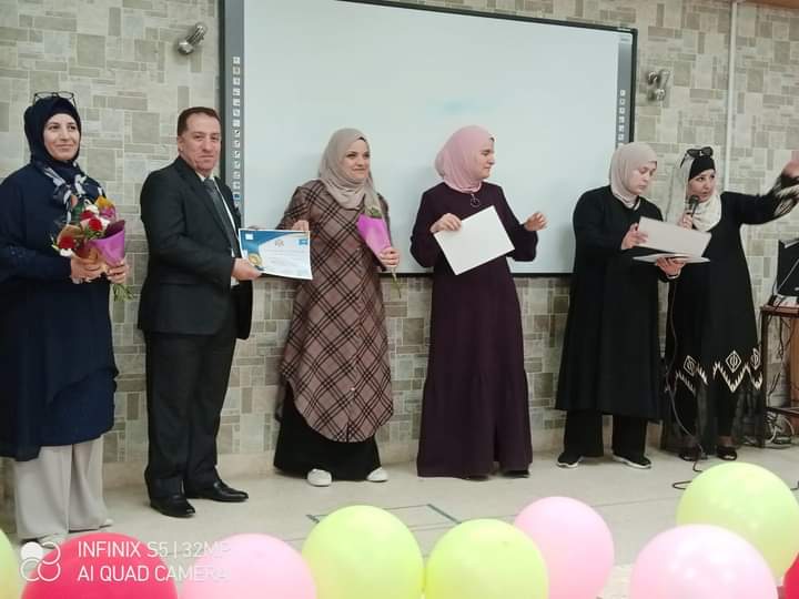 معهد الرياديين و المجلس العالمي لتمكين المرأة يكرمون المعلمة المعطاء 