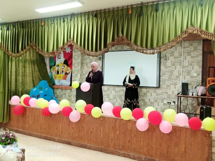 معهد الرياديين و المجلس العالمي لتمكين المرأة يكرمون المعلمة المعطاء 