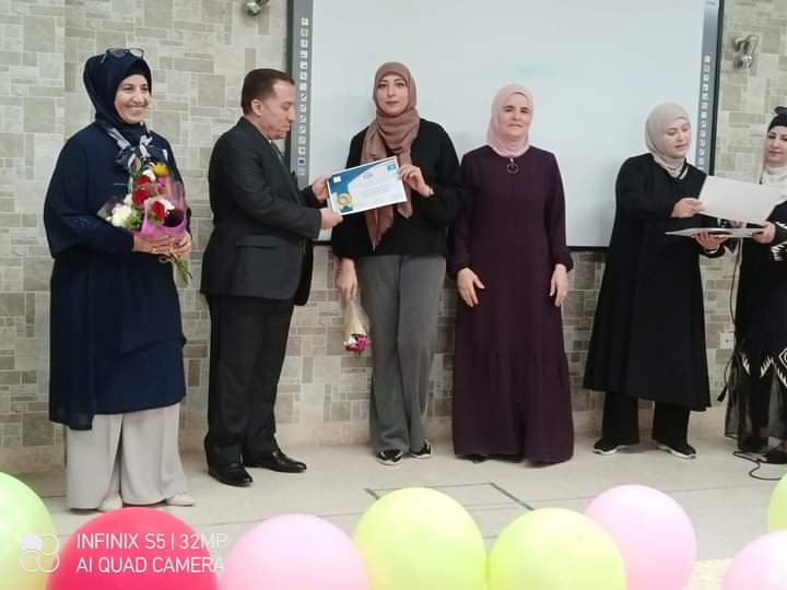 معهد الرياديين و المجلس العالمي لتمكين المرأة يكرمون المعلمة المعطاء 