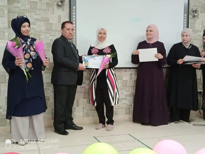 معهد الرياديين و المجلس العالمي لتمكين المرأة يكرمون المعلمة المعطاء 