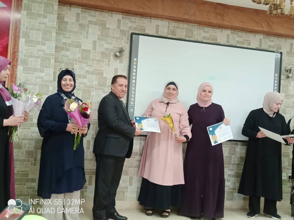 معهد الرياديين و المجلس العالمي لتمكين المرأة يكرمون المعلمة المعطاء 