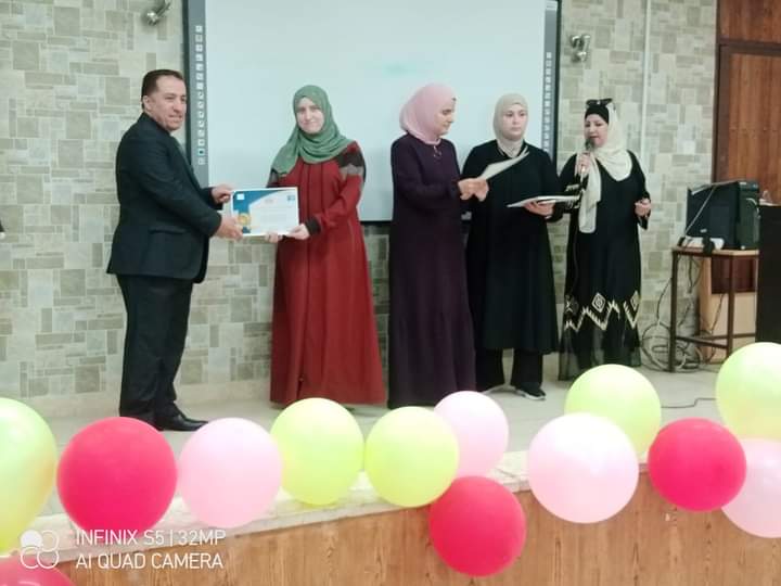 معهد الرياديين و المجلس العالمي لتمكين المرأة يكرمون المعلمة المعطاء 