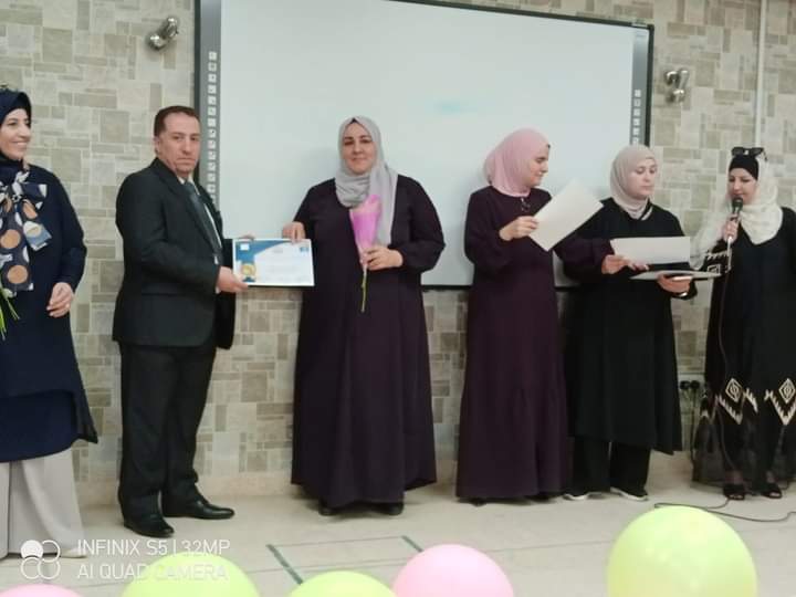 معهد الرياديين و المجلس العالمي لتمكين المرأة يكرمون المعلمة المعطاء 