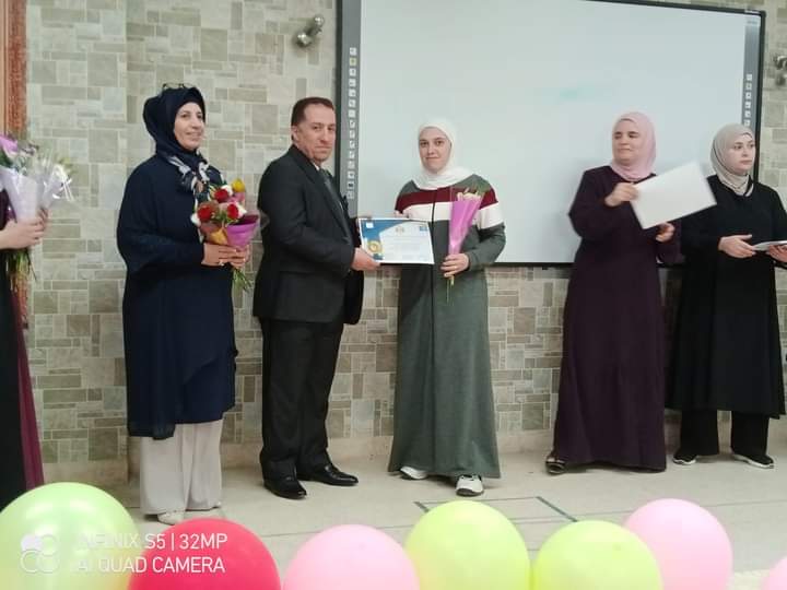 معهد الرياديين و المجلس العالمي لتمكين المرأة يكرمون المعلمة المعطاء 