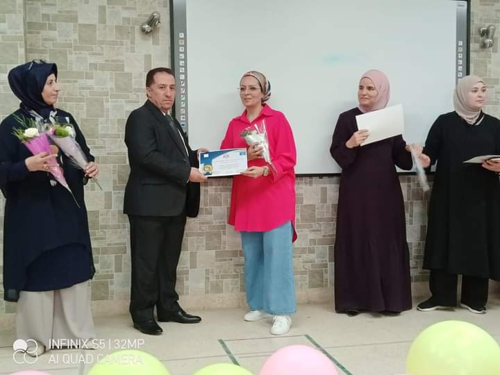 معهد الرياديين و المجلس العالمي لتمكين المرأة يكرمون المعلمة المعطاء 