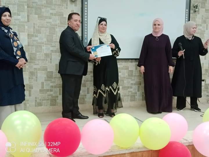 معهد الرياديين و المجلس العالمي لتمكين المرأة يكرمون المعلمة المعطاء 